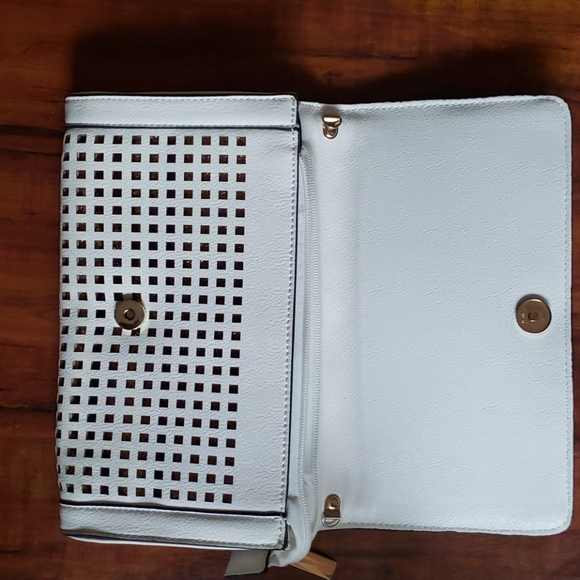 Clutch - Picture 3 of 3